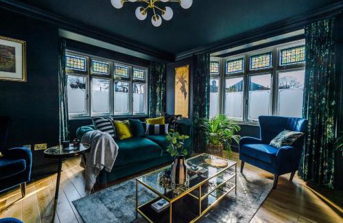 Old Windsor House | Superb Home in Windsor by Casa by Grace, Legoland, Large groups, New HOT TUB, Dog Friendly, Free Parking, sleeps 7-9!