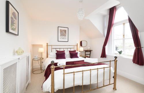 Looe House | Superb House in Looe, Near Beach and Bars with Great Views and free access to a nearby Indoor Swimming Pool