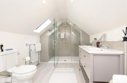 Looe House | Superb House in Looe, Near Beach and Bars with Great Views and free access to a nearby Indoor Swimming Pool