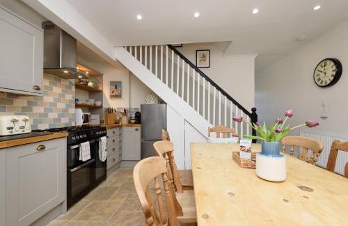 Looe House | Superb House in Looe, Near Beach and Bars with Great Views and free access to a nearby Indoor Swimming Pool