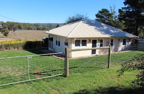 Hahndorf Cottage | Superb new cottage, stunning views, secluded but handy to Hahndorf Main Street