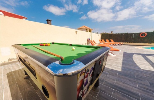 Caleta de Fuste Villa | Superb private golf villa, Sky Tv & 300mb INTERNET, and pool table.