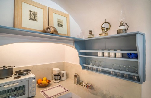 Finikia Villa | Superb Santorini Suites | Fava Eco | Master Suite with Outdoor Private Jacuzzi.