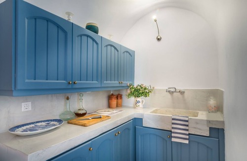 Finikia Villa | Superb Santorini Suites | Fava Eco | Master Suite with Outdoor Private Jacuzzi.