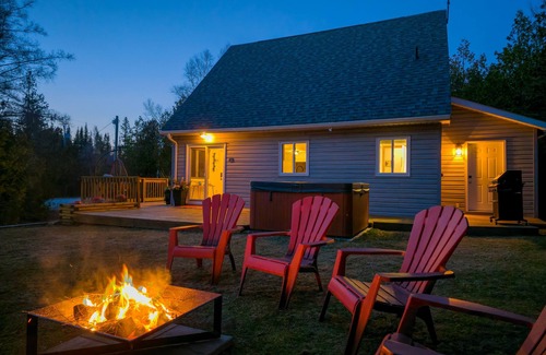 Tobermory Cottage | Superb Tobermory Retreat w/AC, Wi-Fi, EV Charger & Soothing Lake Sounds