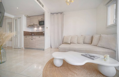 Riou - Petit Juas - Av de Grasse Apartment | SUPERBE STUDIO ET PARKING A0B200