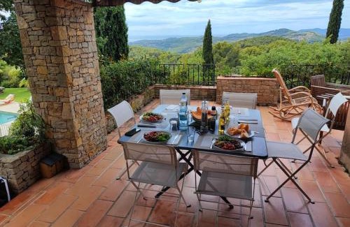 Le Beausset Villa | Superbe villa Calista classée 5 Etoiles pour 10 personnes avec piscine vue mer, proche des plages et du Circuit du Castellet Paul Ricard