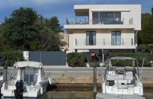 Miramar House | SUPERBE VILLA VUE MER 10 COUCHAGES La LONDE LES MAURES Entre HYERES et Le LAVANDOU 4 Etoiles PISCINE CHAUFFEE