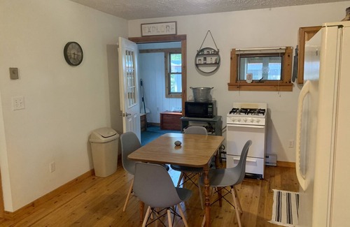 Paradise House | Superior Home - A Cabin in the Woods with SCREENED IN PORCH & Beach Access ๐
