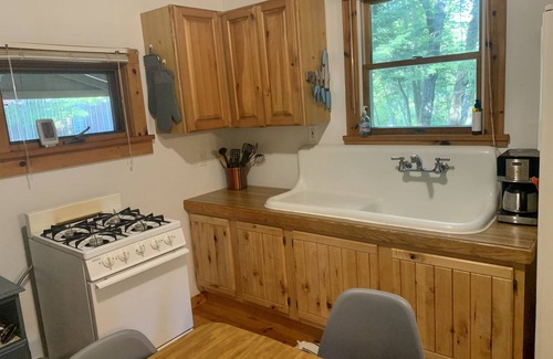 Paradise House | Superior Home - A Cabin in the Woods with SCREENED IN PORCH & Beach Access ๐