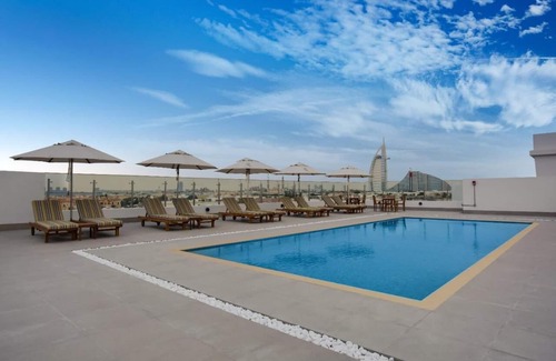 Jumeira 3 Apartment | Superior Room Near Nostalgia Cafe By Luxury Bookings