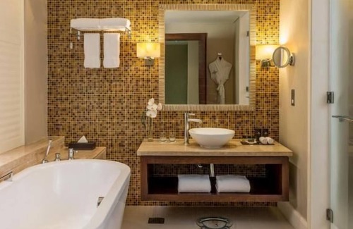 Trade Center Hotel | Superior Room Near World Trade Center By Luxury Bookings