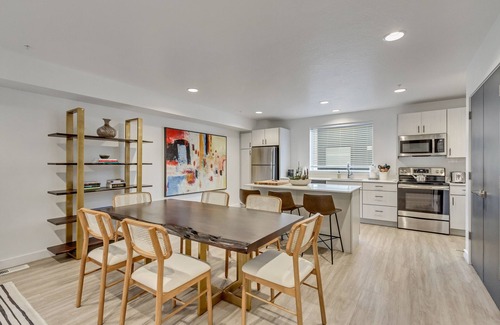 Downtown Salt Lake City House | Supreme Urban Adventurers' Townhouse 2 Suites/2.5BA +Garagen