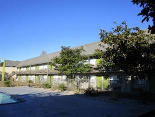 Point Richmond Hotel | SureStay Plus Hotel by Best Western Point Richmond
