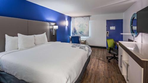 Woodlake Hotel | SureStay Plus Hotel by Best Western Sacramento Cal Expo