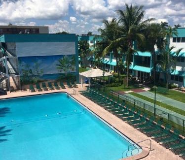 Lauderdale-by-the-Sea Apartment | Surf Rider Resort
