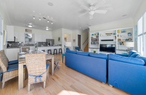Inlet Beach House | "Surfer Dog" | Beachfront Pool | Includes Beach Chairs & Bikes