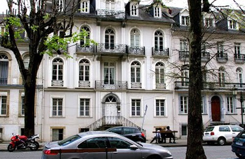 Bagneres-de-Luchon Apartment | Surprising apt T2 42m²/4 pers/1 ch/equipped kitchen/living room/HEATED POOL