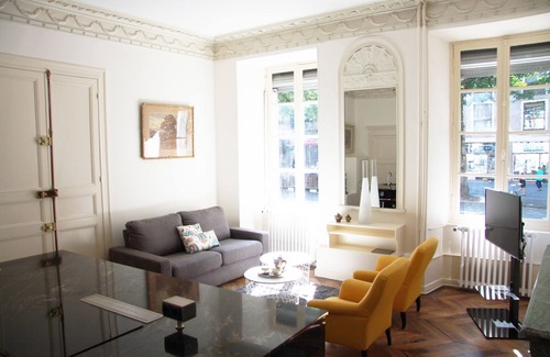Bagneres-de-Luchon Apartment | Surprising apt T2 42m²/4 pers/1 ch/equipped kitchen/living room/HEATED POOL