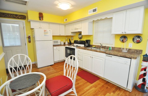 Ocracoke Condo | Susan's Island Villa: Condo convenient to restaurants and shops.