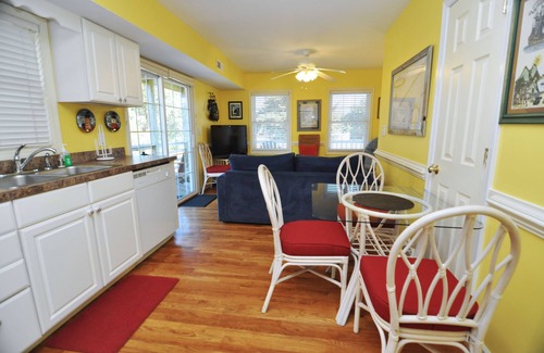 Ocracoke Condo | Susan's Island Villa: Condo convenient to restaurants and shops.
