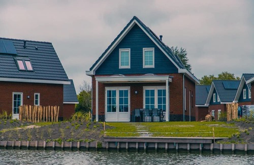 Medemblik Villa | Sustainable water villa with dishwasher, by a lake