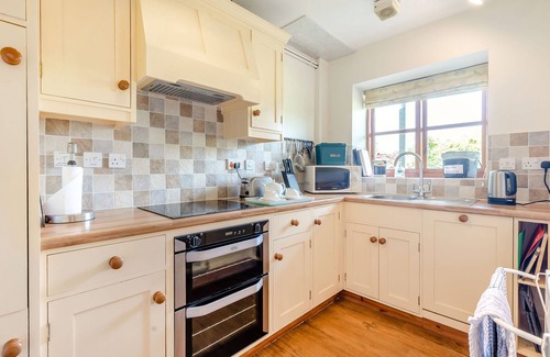 Strefford Apartment | SWALLOW'S NEST, pet friendly, character holiday cottage in Strefford