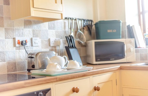 Strefford Apartment | SWALLOW'S NEST, pet friendly, character holiday cottage in Strefford