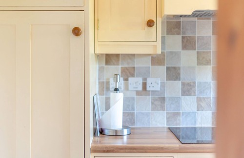 Strefford Apartment | SWALLOW'S NEST, pet friendly, character holiday cottage in Strefford
