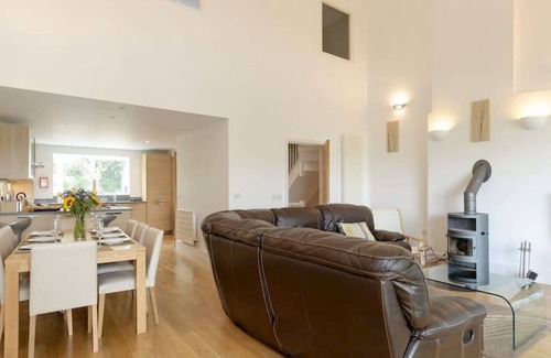 Cirencester Apartment | Swallows Nest,lower Mill Estate, Lakeside Home/spa