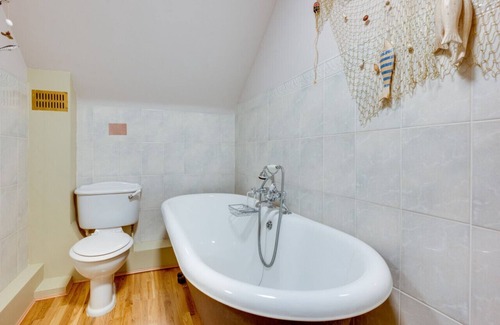 Wangford House | Swan House - Four Bedroom Chalet, Sleeps 9