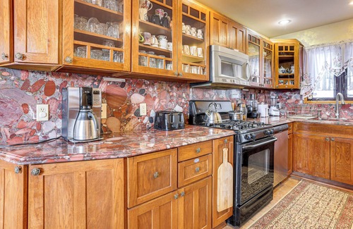 Swan Lake Cabin | Swan Lake Estate w/Sauna & Game Room!