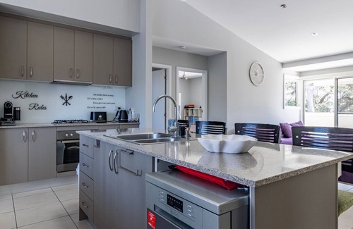 Mondayong Apartment | Swan Lake View House