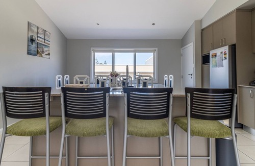 Mondayong Apartment | Swan Lake View House