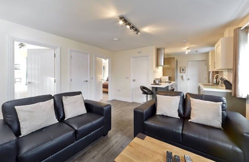 Swindon Apartment | Swan Place 2 Bedroom | Close to Swindon City Center | Ready for Family Stay