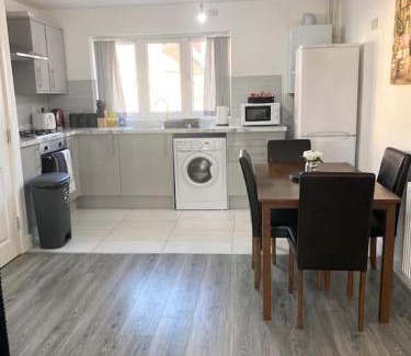 Walsall Apartment | Swanky 2-Bedroom Apt in Walsall/5mins from M6.