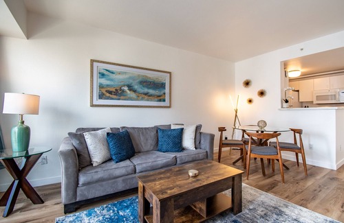 Downtown Seattle Condo | Swanky Condo in Heart of Seattle w/Parking & Pool!