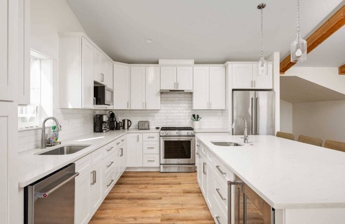 Nelscott House | Sweeping Coastal and Ocean Views, Pet Friendly, Hot Tub, All En-Suite Bathrooms, Games, Near Beach