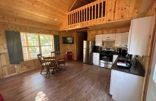 East Bernstadt Cabin | Sweet Cabin. Sleeps 6. Bedroom Queen Bed 2, Loft Two Twin Beds, Queen Sofa 2.