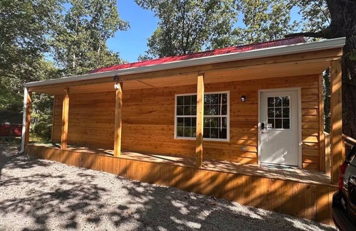 East Bernstadt Cabin | Sweet Cabin. Sleeps 6. Bedroom Queen Bed 2, Loft Two Twin Beds, Queen Sofa 2.