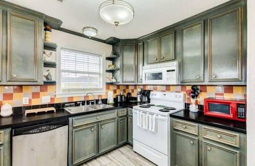 Surfside Beach House | Sweet Caroline-Surf Shack Style, Walk to Beach & Jetty!