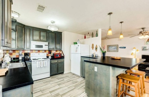 Surfside Beach House | Sweet Caroline-Surf Shack Style, Walk to Beach & Jetty!