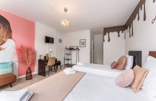 Historical Center Bruges Hotel | Sweet chocolate room by Charlie's choco factory - Perfect for up to 3 people!
