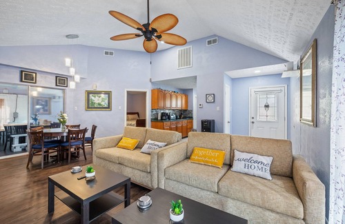 Barker House | Sweet Home V - Family Cozy House, 20 minutes to downtown, 20 minutes to Airport