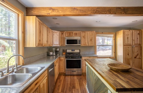 Tahoma Cabin | Sweet Pine | Deck + Hot Tub, Cozy Modern Interior | Close to Ski Resort!