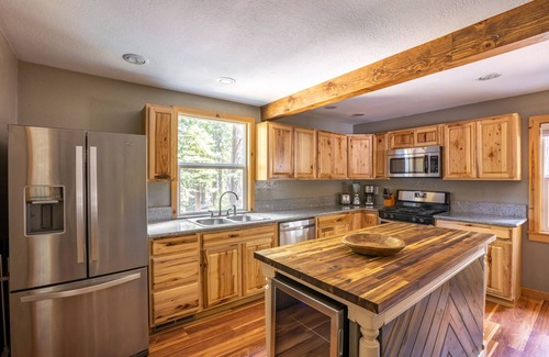 Tahoma Cabin | Sweet Pine | Deck + Hot Tub, Cozy Modern Interior | Close to Ski Resort!