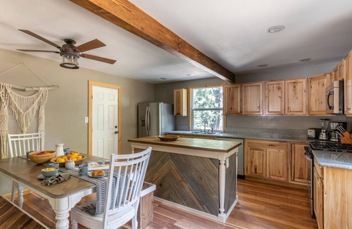 Tahoma Cabin | Sweet Pine | Deck + Hot Tub, Cozy Modern Interior | Close to Ski Resort!