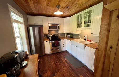 Unorganized Centre Parry Sound Cottage | Sweet Summer Retreat~private beach, hot tub, 3 brm