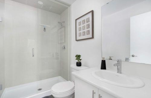 Erin Mills House | Sweet Townhouse with Rooftop Patio in Erin Mills