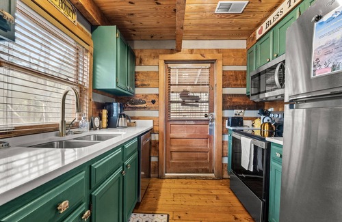 Gatlinburg - Pigeon Forge Cabin | Sweetheart Log Retreat King Hot Tub Flat Driveway Close2PKWY 2 Porches Fireplace